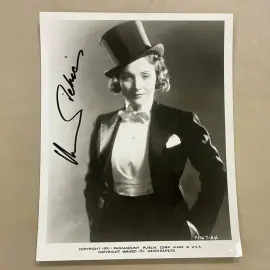 Фотография с автографом актрисы Марлен Дитрих Фотография с автографом актрисы Марлен Дитрих