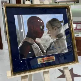 Фотография из фильма "Человек-паук" с 2-мя автографами актёров Эммы Стоун и Эндрю Гарфилда Фотография из фильма "Человек-паук" с 2-мя автографами актёров Эммы Стоун и Эндрю Гарфилда