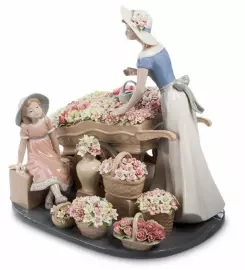 Керамическая статуэтка "Девушка с цветами"