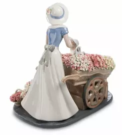 Керамическая статуэтка "Девушка с цветами"