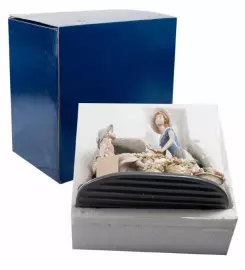 Керамическая статуэтка "Девушка с цветами"