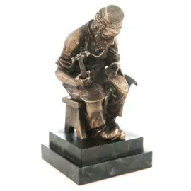 Скульптура бронзовая "Сапожник за работой"