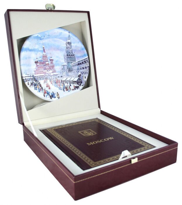 Gift set with a book and a plate "Moscow"