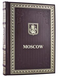 Gift set with a book and a plate "Moscow"