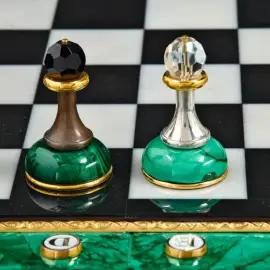 Шахматный стол из малахита "Ход конем" Шахматный стол из малахита "Ход конем"