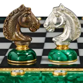 Шахматный стол из малахита "Ход конем" Шахматный стол из малахита "Ход конем"