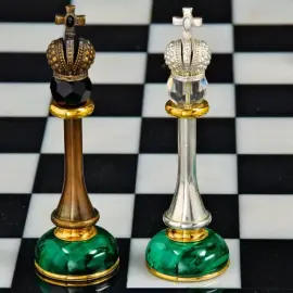 Шахматный стол из малахита "Ход конем" Шахматный стол из малахита "Ход конем"
