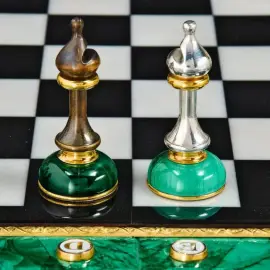 Шахматный стол из малахита "Ход конем" Шахматный стол из малахита "Ход конем"