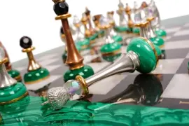 Шахматный стол из малахита "Ход конем" Шахматный стол из малахита "Ход конем"