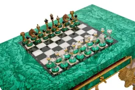 Шахматный стол из малахита "Ход конем" Шахматный стол из малахита "Ход конем"