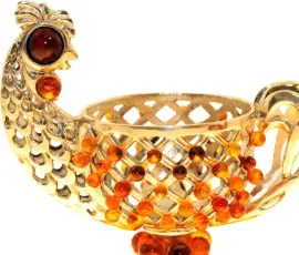 Подставка под яйцо "Курочка" из янтаря Подставка под яйцо "Курочка" из янтаря