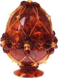 Яйцо пасхальное из янтаря в сетке с цветами