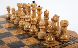 Шахматы из карельской березы с фигурными краями