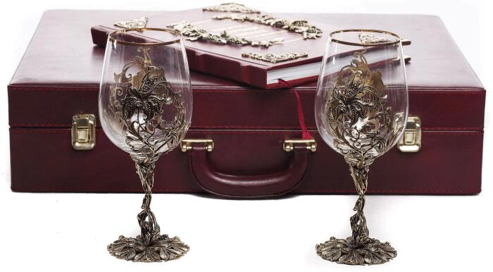 Leather-bound encyclopedia "Just about the best wines" in a set with glasses "Flower"