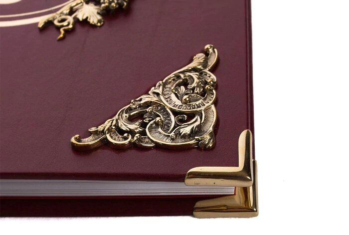 Leather-bound encyclopedia "Just about the best wines" in a set with glasses "Flower"
