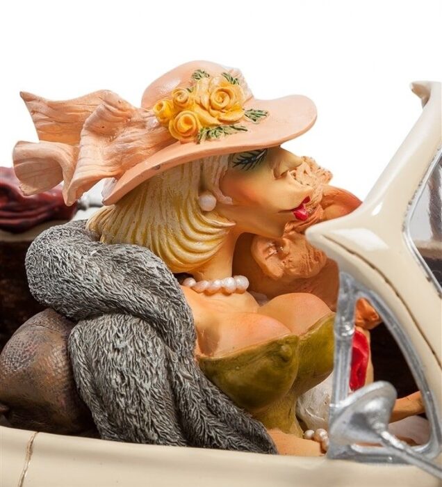 The author's statuette "Car: My new bride", polystone