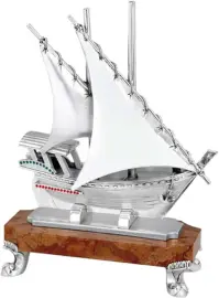 Скульптура "Парусник" на коричневой мраморной подставке Скульптура "Парусник" на коричневой мраморной подставке