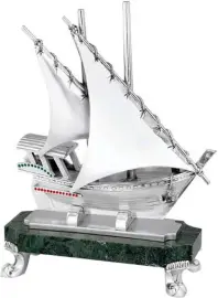 Скульптура "Парусник" на зеленой мраморной подставке Скульптура "Парусник" на зеленой мраморной подставке