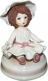 Statuette-musical "Girl in a hat"