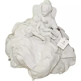 Статуэтка "Дама с малышом" белая