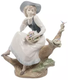 Статуэтка из керамики "Девушка с корзинкой"