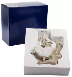 Статуэтка из керамики "Девушка с корзинкой"