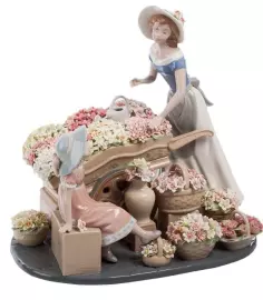 Керамическая статуэтка "Девушка с цветами"