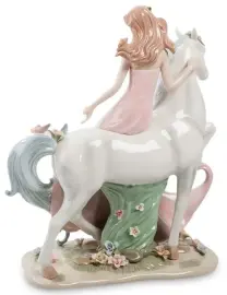 Керамическая статуэтка "Девушка"