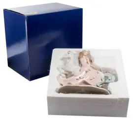 Керамическая статуэтка "Девушка"