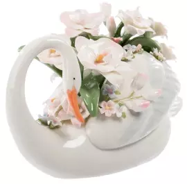 Керамическая статуэтка "Лебедь с цветами"