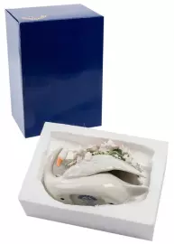 Керамическая статуэтка "Лебедь с цветами"