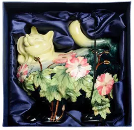 Статуэтка из фарфора "Кошка"