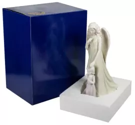 Фарфоровая статуэтка "Ангел и девочка"