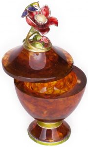 The "Hummingbird" casket is high, silver