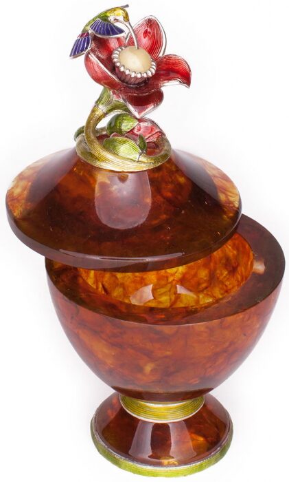 The "Hummingbird" casket is high, silver