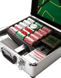 Набор для покера и блэк-джека "Роял Флеш" (на 600 фишек) Набор для покера и блэк-джека "Роял Флеш" (на 600 фишек)