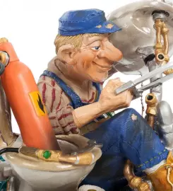 Статуэтка "Сантехник"