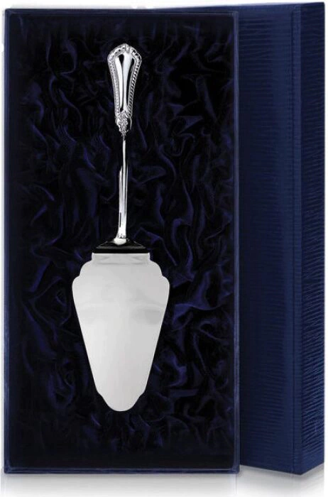 Silver spatula for the Favorite cake