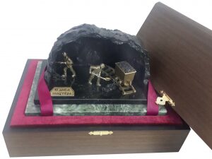 Сувенир из бронзы "Мини шахта" в подарочной коробке