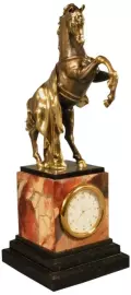 Часы "Конь с длинной попоной" пьедестал