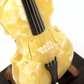 Статуэтка из янтаря "Скрипка"