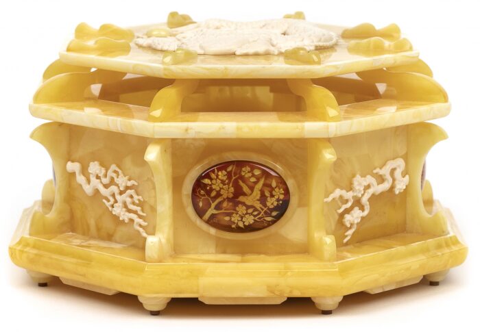 The box made of amber "Dragon"