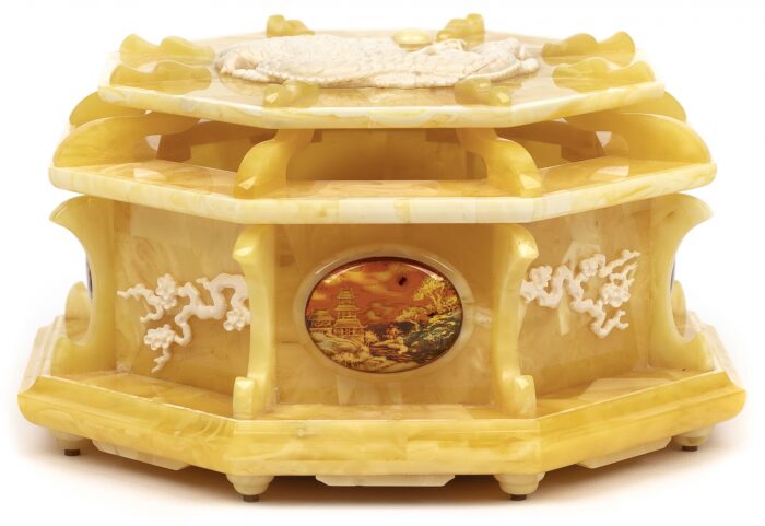 The box made of amber "Dragon"