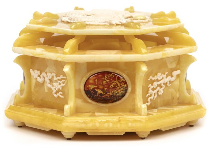The box made of amber "Dragon"