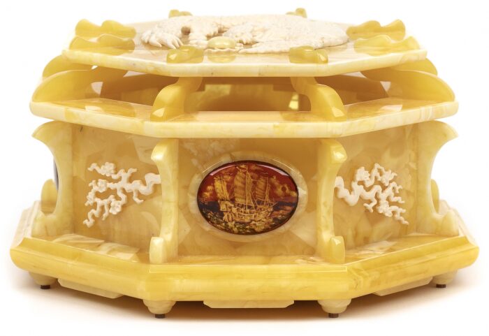 The box made of amber "Dragon"