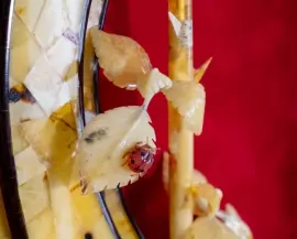 Панно из янтаря "Цветок"