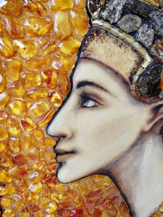 The painting of amber "Nefertiti"