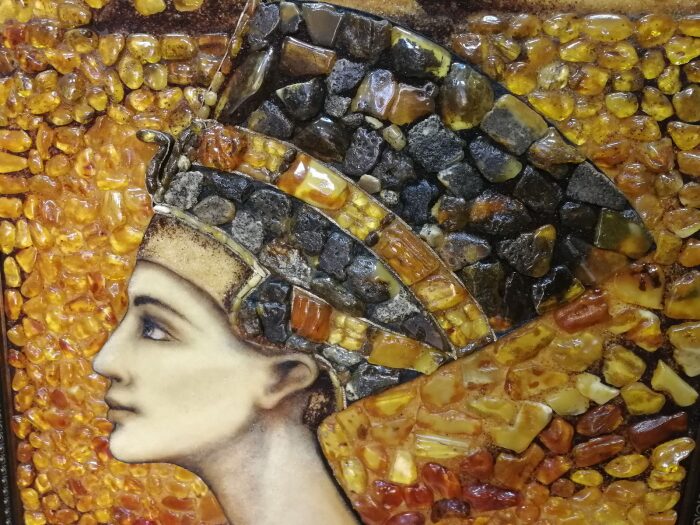 The painting of amber "Nefertiti"