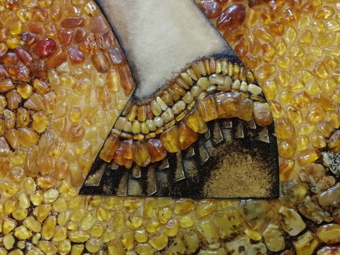 The painting of amber "Nefertiti"