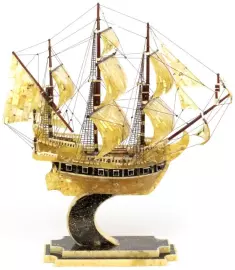 Сувенир из янтаря "Галеон"